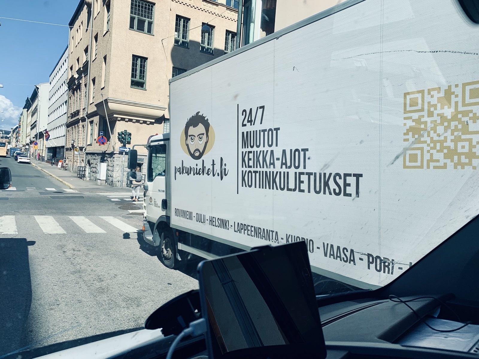 Pakumiehet muuttoauto